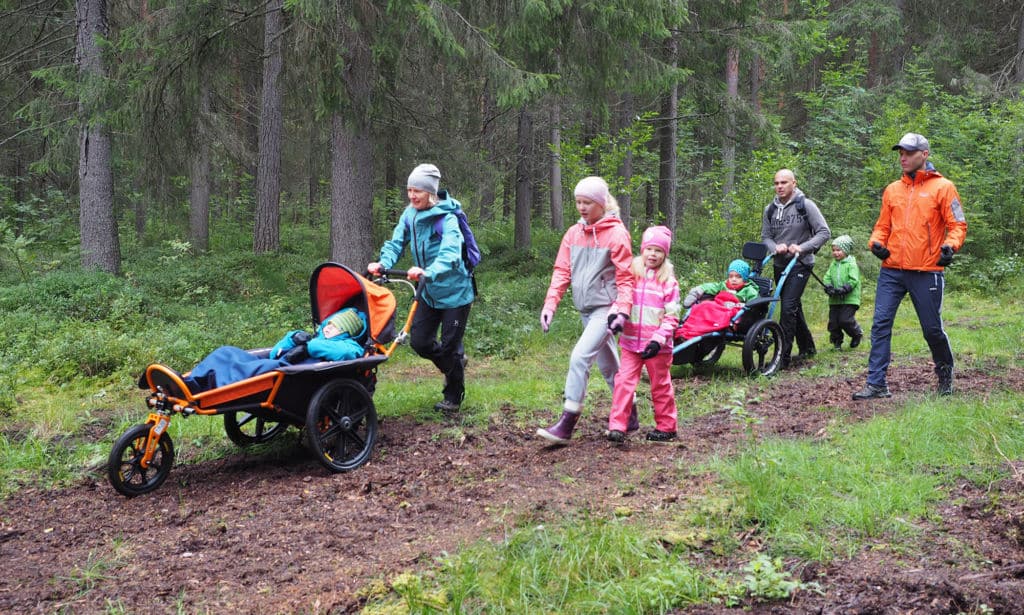 Perheitä Malike-toiminnan retkellä.