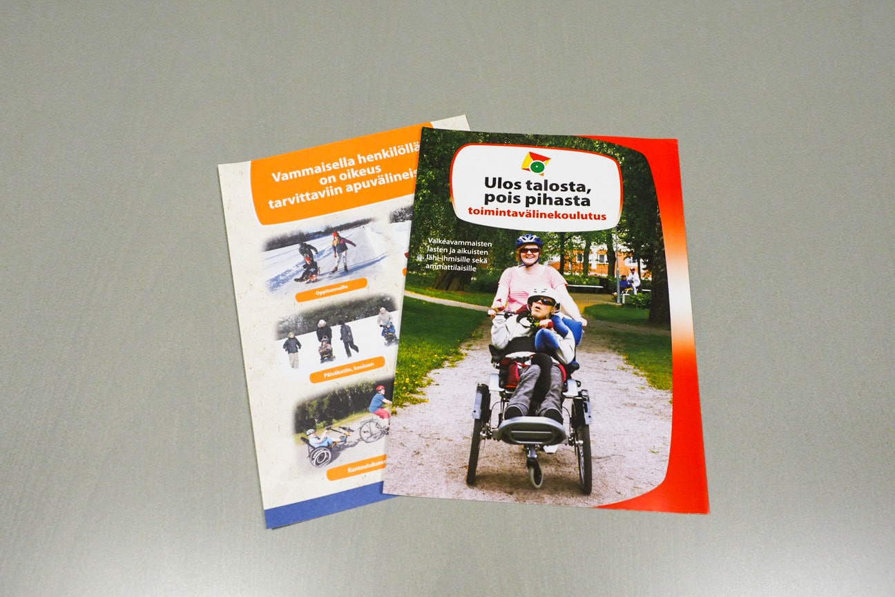 Kuvassa Malikkeen julkaisemat esitteet Ulos talosta - pois pihasta, sekä Vammaisella henkilöllä on oikeus tarvittaviin apuvälineisiin.