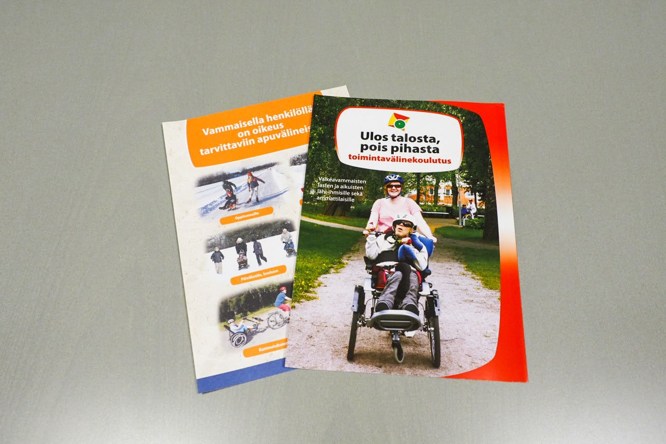 Kuvassa Malikkeen julkaisemat esitteet Ulos talosta - pois pihasta, sekä Vammaisella henkilöllä on oikeus tarvittaviin apuvälineisiin.