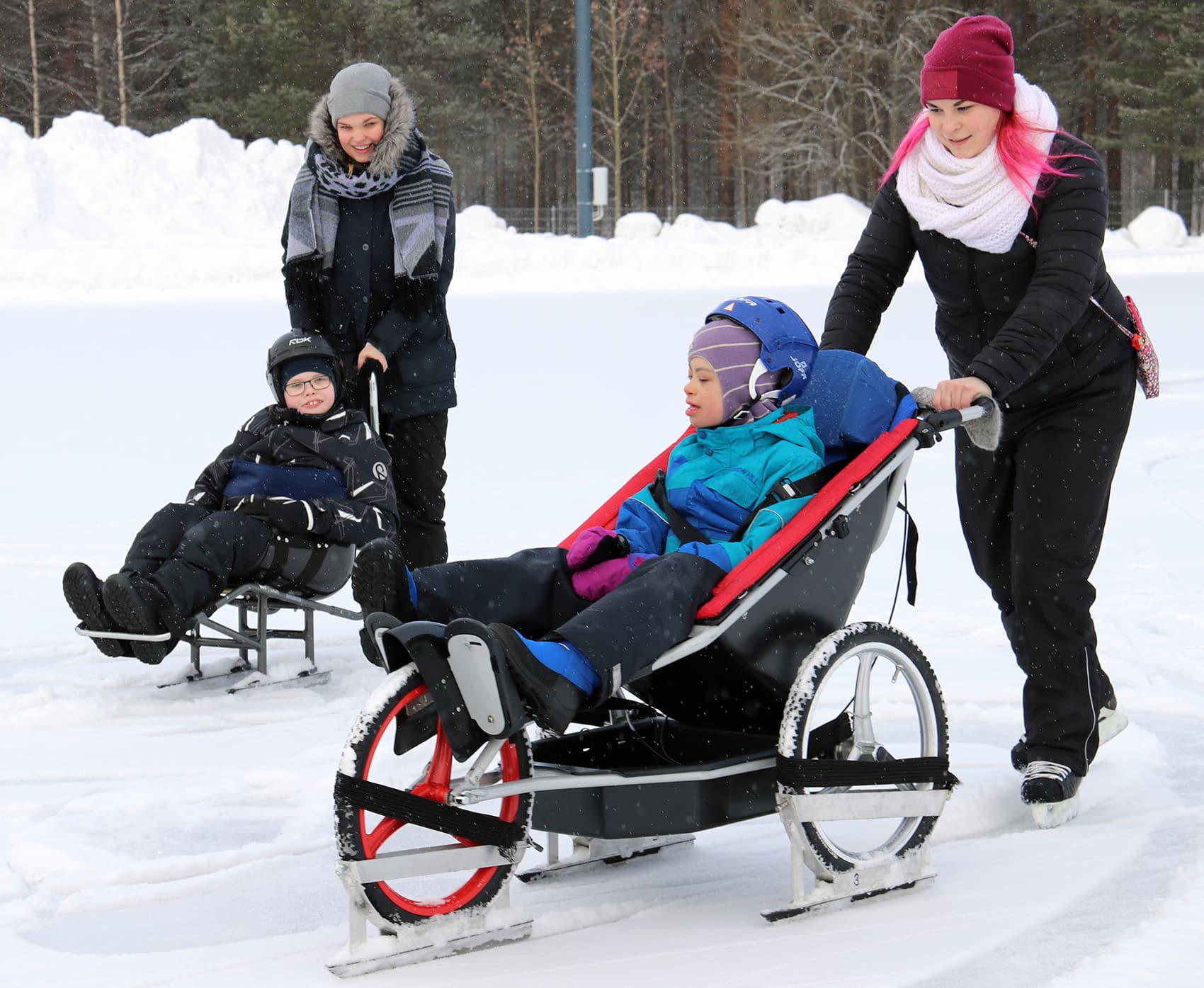 Luistelu onnistuu kelkkojen avulla.