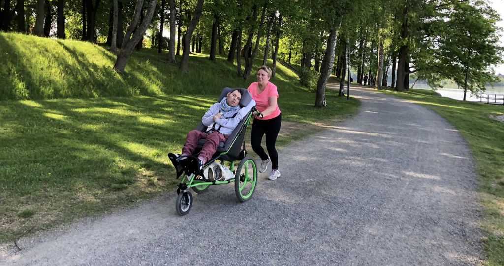 Janne-Matti Koskinen osallistuu Parkrun-tapahtumaan Kangoo-maastorattaiden avulla yhdessä äitinsä Tuire Koskisen kanssa.