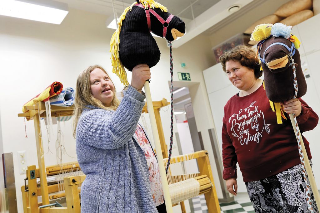 Pauliina Aito ja Mirkka Lauhakangas esittelevät keppihevosia, joita he ovat tehneet Aula-työkodissa.