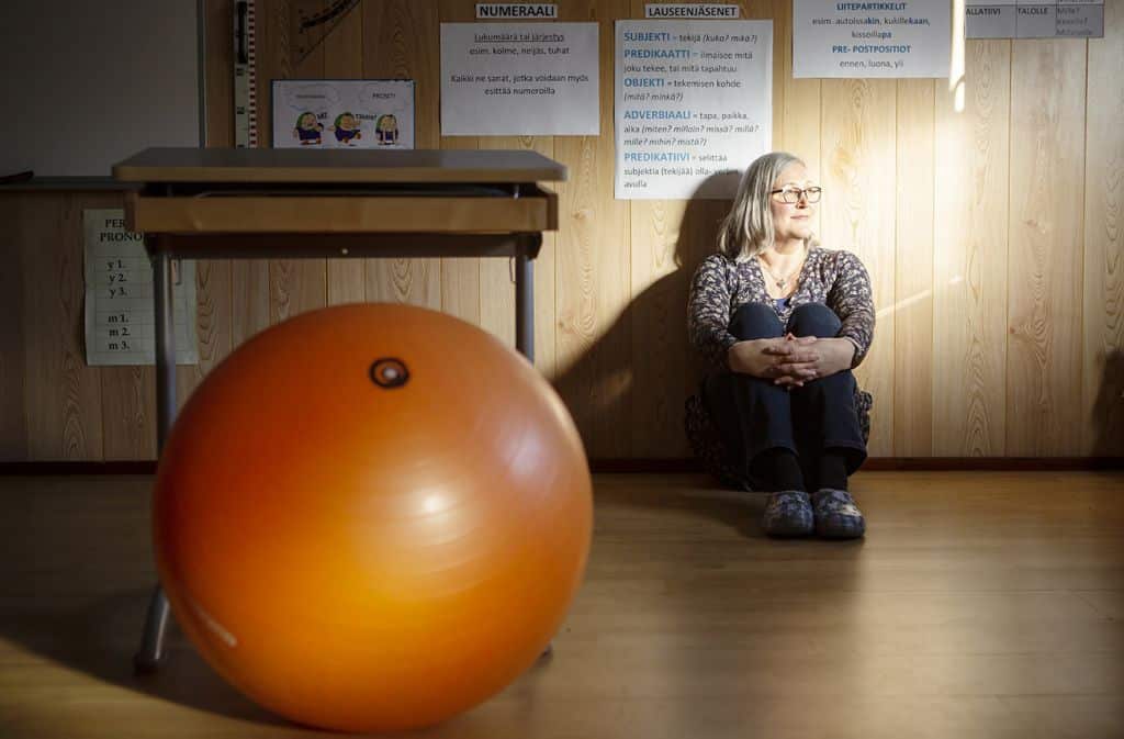 Pieta Natunen istuu yksin luokkahuoneen lattialla.