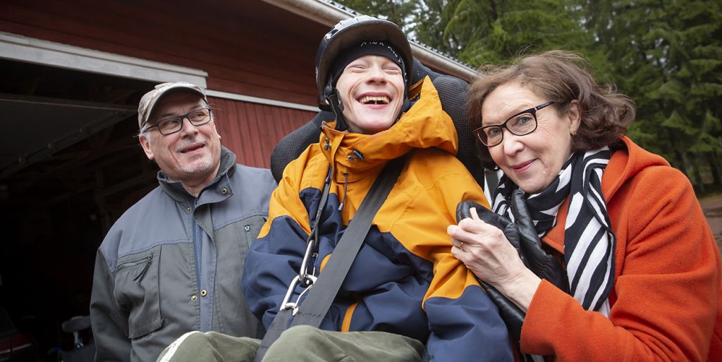 Perhekuvassa Teemu, Lauri ja Anne-Marja.