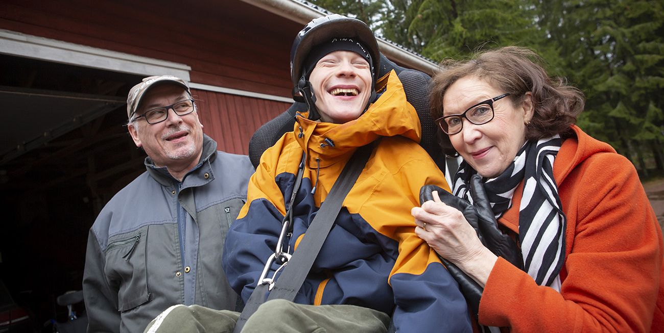 Perhekuvassa Teemu, Lauri ja Anne-Marja.