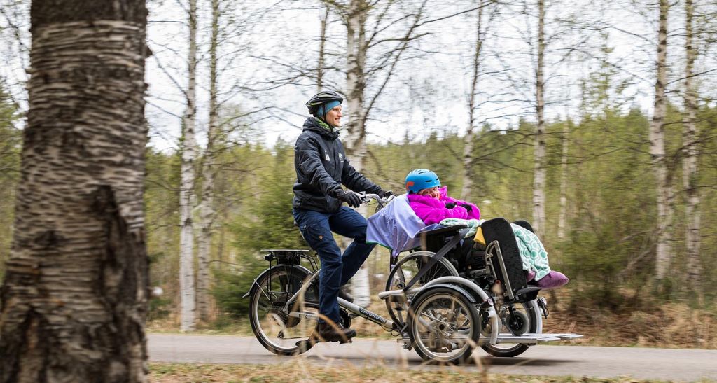 Kolpeneelle hankittiin pari vuotta sitten Malikkeen tapahtumassa tehtyjen kokeilujen innoittamana oma pyörätuolipolkupyörä. Kuva: Ville Muranen