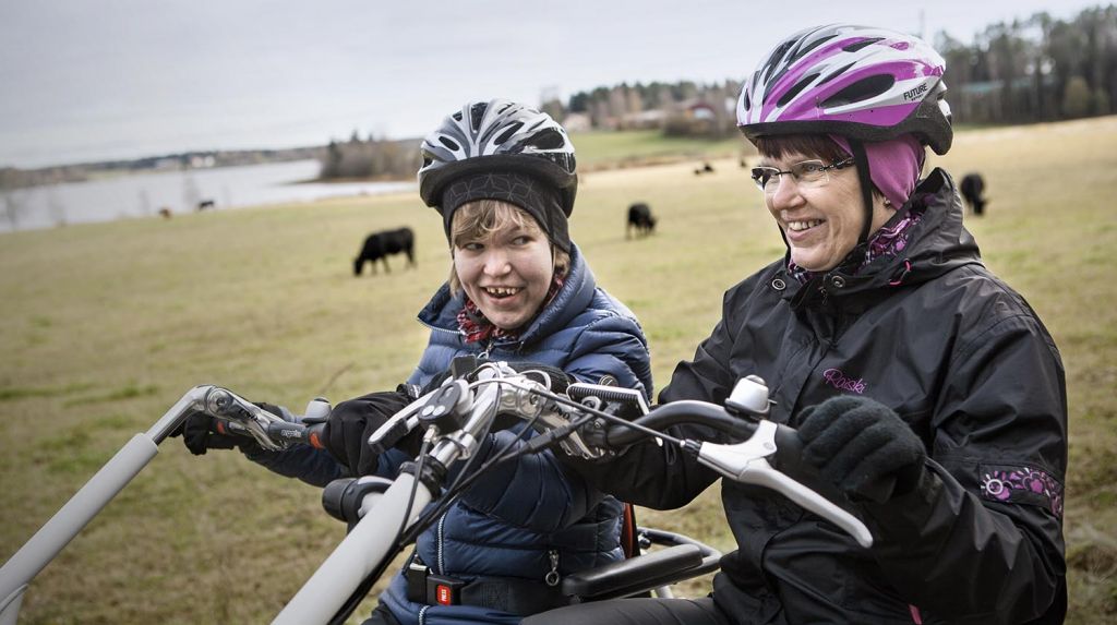 Anni ja Marja-Leena Tikka nauttivat yhteisistä pyöräretkistä rinnakkainajettavalla polkupyörällä. Kuva: Ulla Nikula.