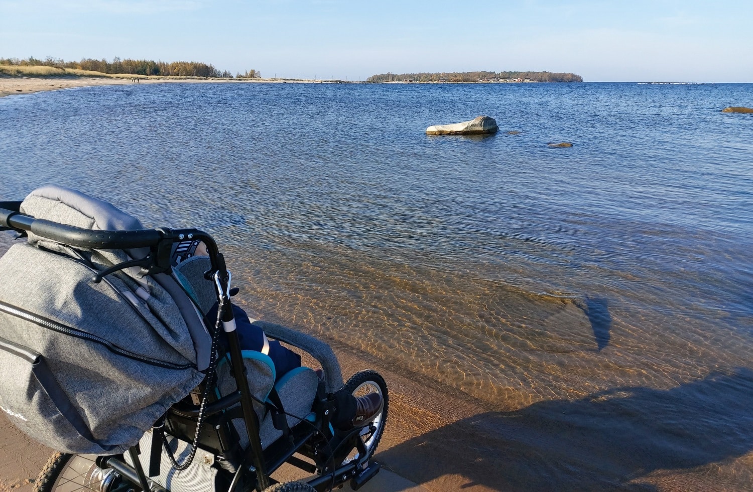 Apuvälineiden ansiosta esikoulua käyvä poika voi osallistua kivoihin menoihin yhdessä kavereiden ja veljen kanssa. Kuva: Tiilikan perheen kotialbumi.