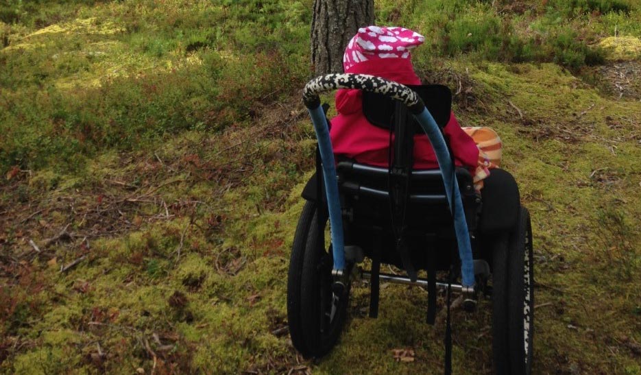 Viitasaarelaisen Savivuoren asunnot -ryhmäkodin asukkaat pääsevät luontoon retkeilemään esimerkiksi isorenkaisen Hippocampe-maastopyörätuolin avulla. Kuva: Ulpu Kananen