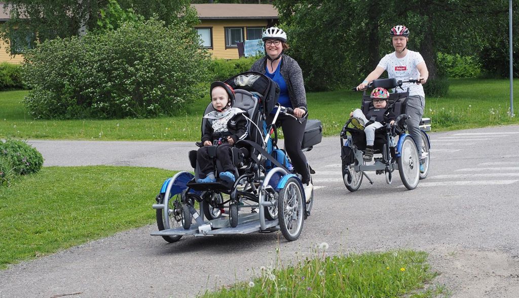Toimintavälineet mahdollistavat yhteistä tekemistä. Liikkeelle-lomalla koko perhe pääsi pyöräretkelle polkupyöränkuljetuspyörällä ja yhdistelmäpyörällä.