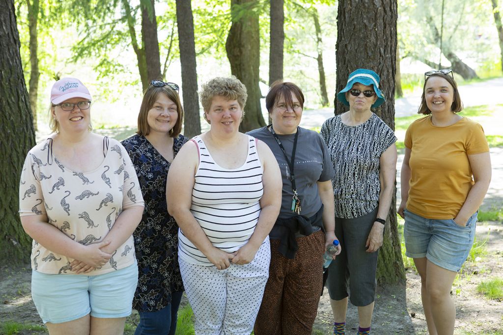 Ryhmäkuvassa Kirsi Viitanen, Sirpa Mäkinen, Sanna Jokinen, Elisa Dahlström, Hanna Auterinen ja Taija Humisto. (Kuva Laura Vesa.)