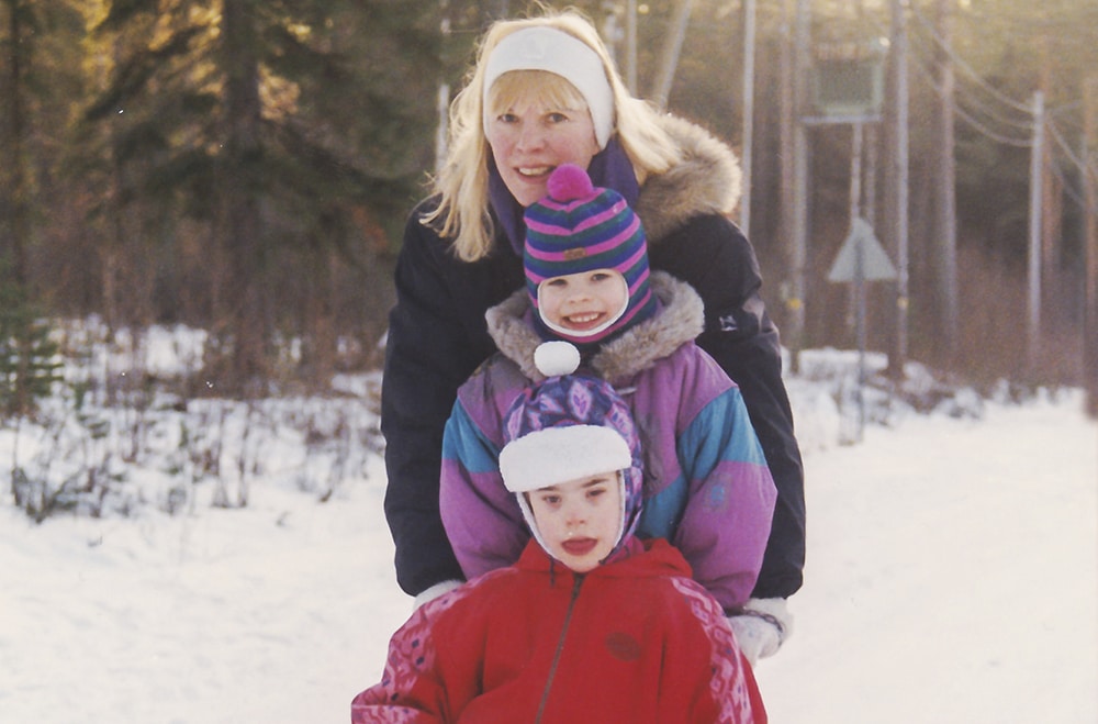 Paula Vesterinen potkukelkalla talvella lasten, Veskun ja Sonjan kanssa.