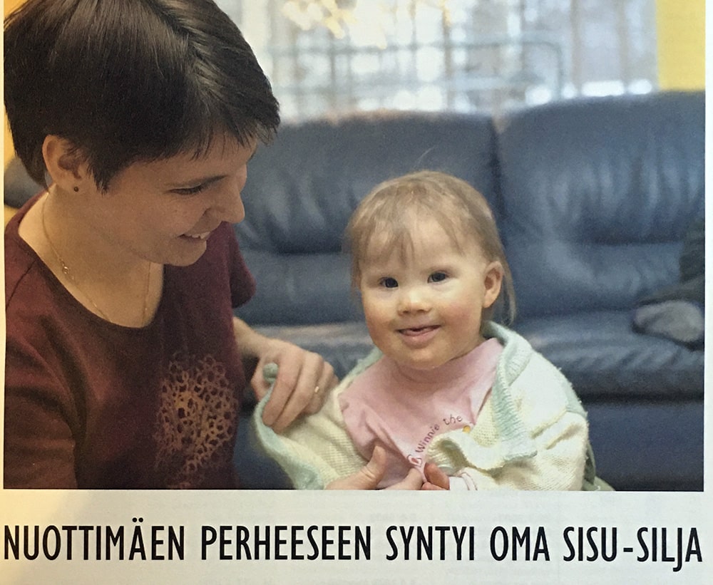 Taina ja Silja Nuottimäki istuvat vierekkäin olohuoneessa vuonna 2002.