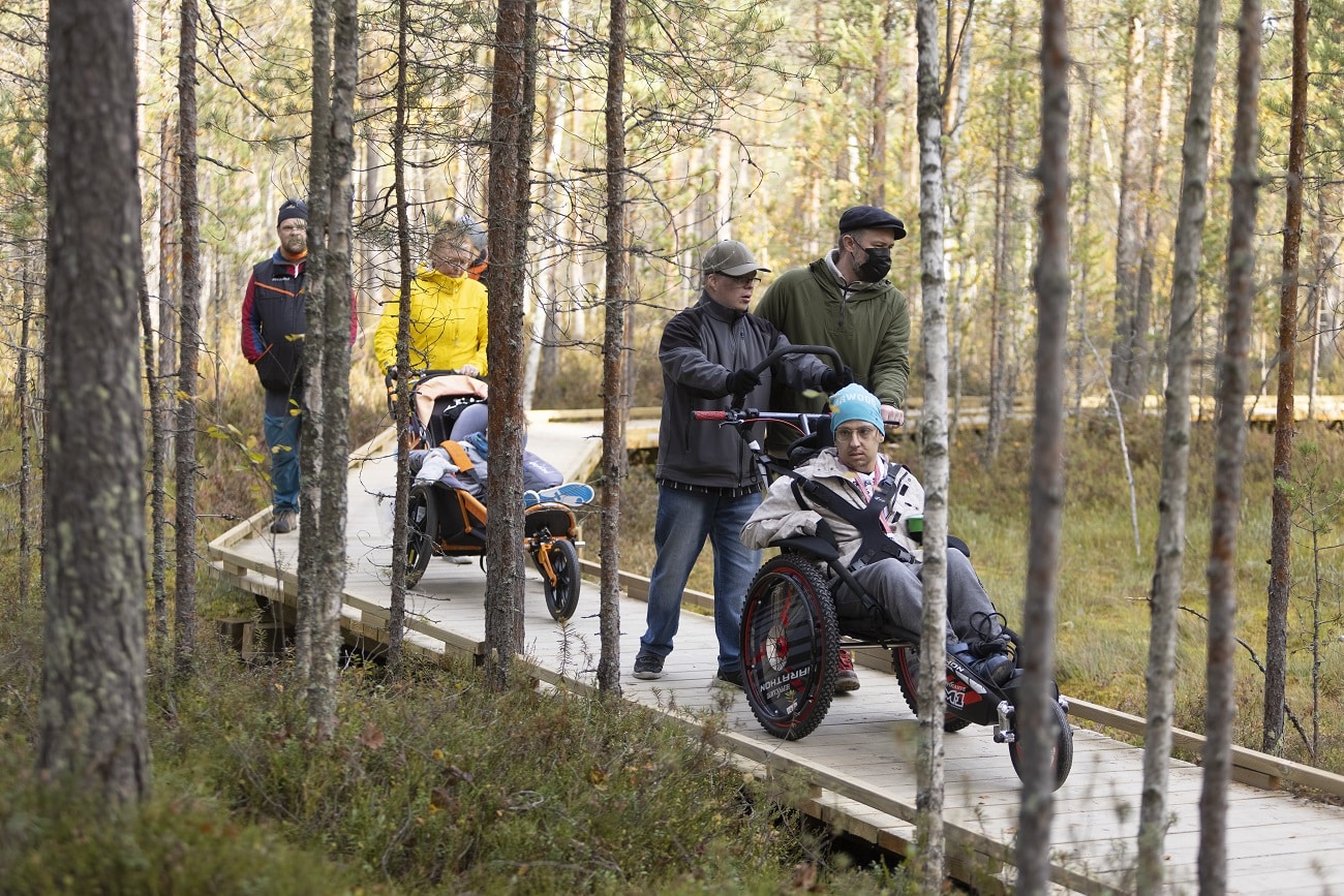 Malikkeen Yhdessä-teemapäivän aikana porukka tutustui Tohlopin esteettömään ulkoilureittiin.