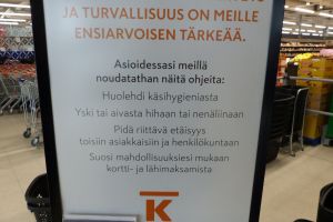 Ohjetaulu kaupassa: Asioidessasi meillä, noudatathan näitä ohjeita: huolehdi käsihygieniasta, yski tai aivasta hihaan tai nenäliinaan, pidä riittävä etäisyys toisiin asiakkaisiin ja henkilökuntaan, suosi mahdollisuuksien mukaan kortti- ja lähimaksamista.