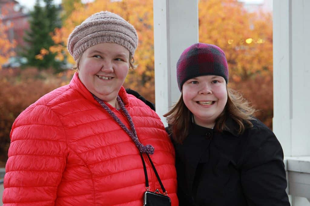 Anna Kivelä ja Anna Kumpulainen seisovat vierekkäin syksyisenä päivänä.
