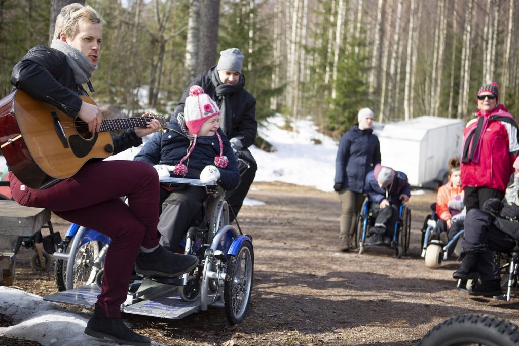 Konsta Hietanen keikalle luonnossa. Muut ihmiset kuuntelevat.