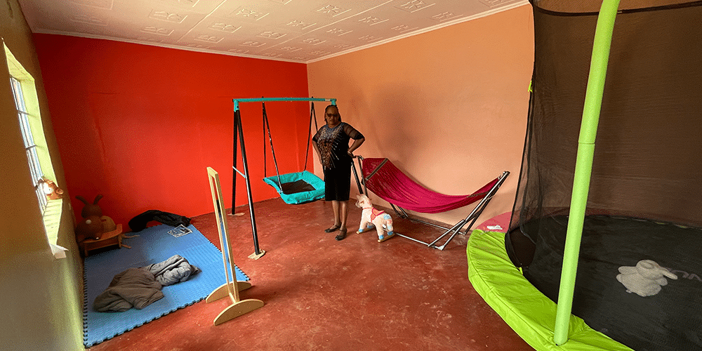 Kenialaisen Hope and Faith -lastenkodin perustaja Marion Karimi lastenkodin terapiahuoneessa. Terapiavälineitä on vain muutama.