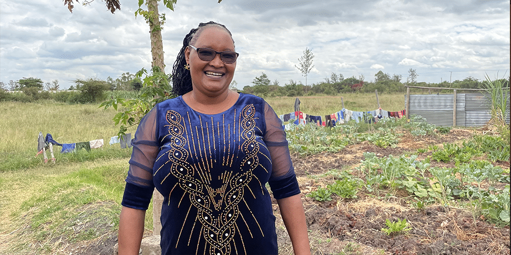 Kenialaisen Hope and Faith -lastenkodin perustaja Marion Karimi seisoo lastenkodin kasvimaan edustalla