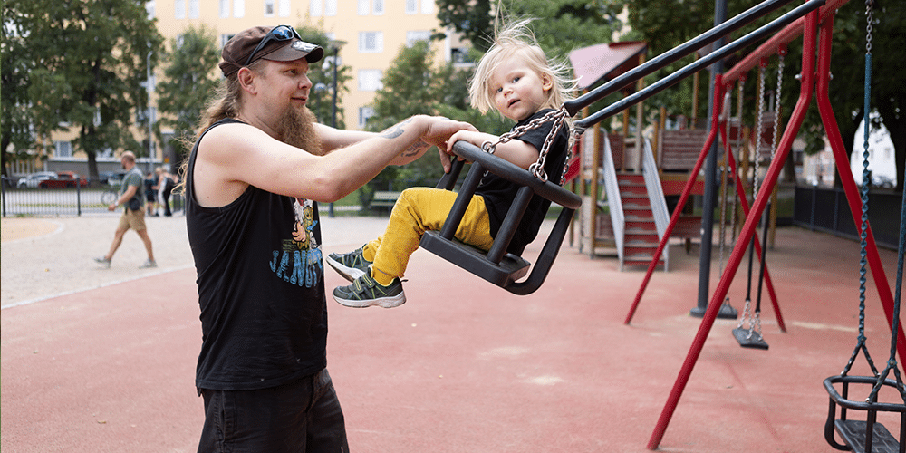 Aleksi Kirves antaa Otso-pojalleen vauhtia keinussa.