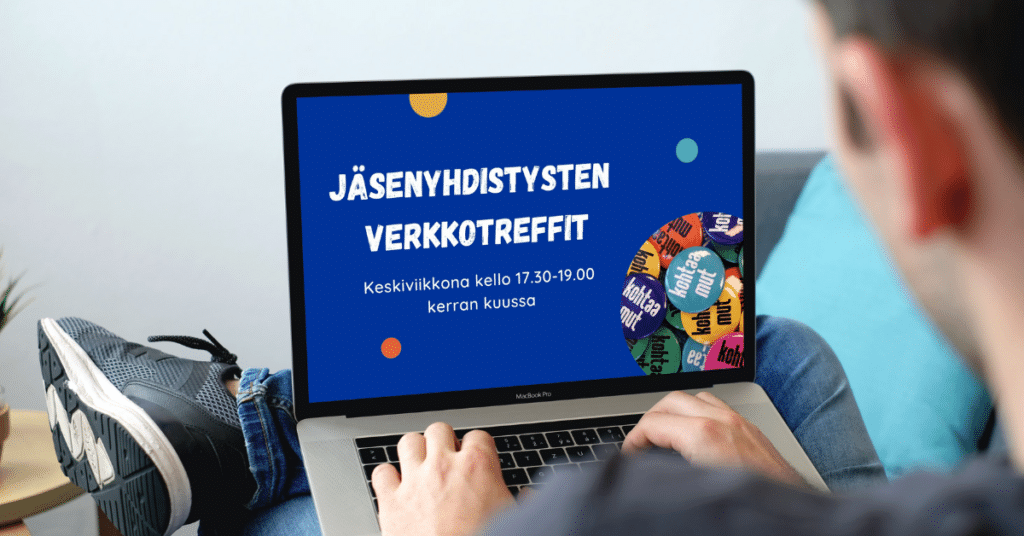 Tietokoneruudulla teksti: Jäsenyhdistysten verkkotreffit keskiviikkoisin kello 17.30-19.00 kerran kuussa.