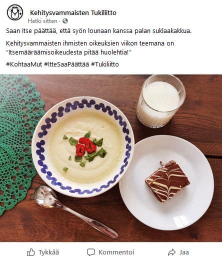 Kuvassa on Kehitysvammaisten Tukiliiton tekemä Facebook-päivitys. Päivityksessä lukee teksti "Saan itse päättää, että syön lounaan kanssa palan suklaakakkua. Kehitysvammaisten ihmisten oikeuksien viikon teemana on “Itsemääräämisoikeudesta pitää huolehtia!” #KohtaaMut #ItteSaaPäättää #Tukiliitto". Kuvassa on keittolautanen, maitolasi ja suklaakakkupala.