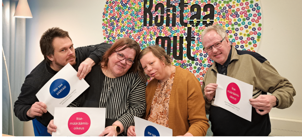 Itsemääräämisoikeudesta pitää huolehtia! Kehitysvammaisten ihmisten oikeuksien viikko 1.-7.12. Kehitysvammaisten Tukiliiton kokemustoimijat Esa Peltonen, Jaana Nordlund, Anna Valkama ja Jarkko Eerola pitelevät julisteita, joissa lukee "Itte saa päättää".