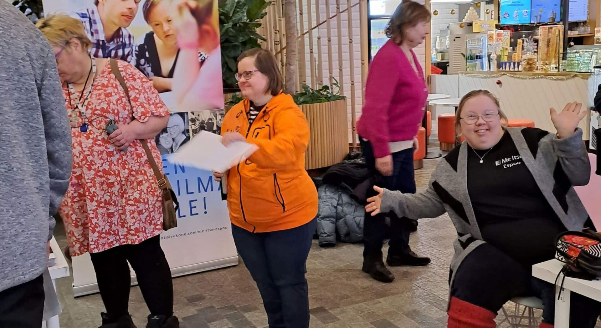 Me Itse -ryhmien jäsenet pitävät tapahtumaa kauppakeskus Sellossa.