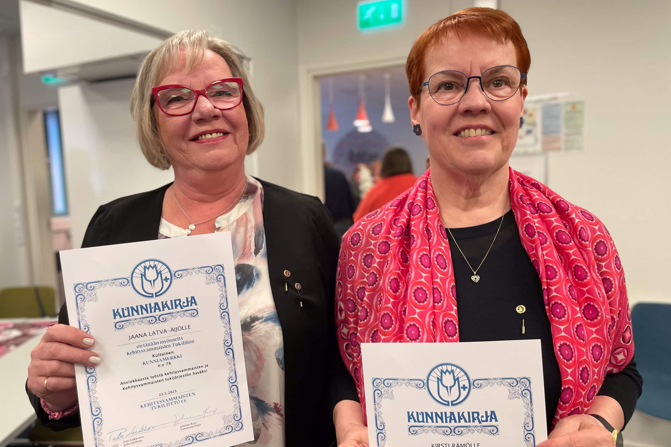kaksi naista ja kunniakirjat