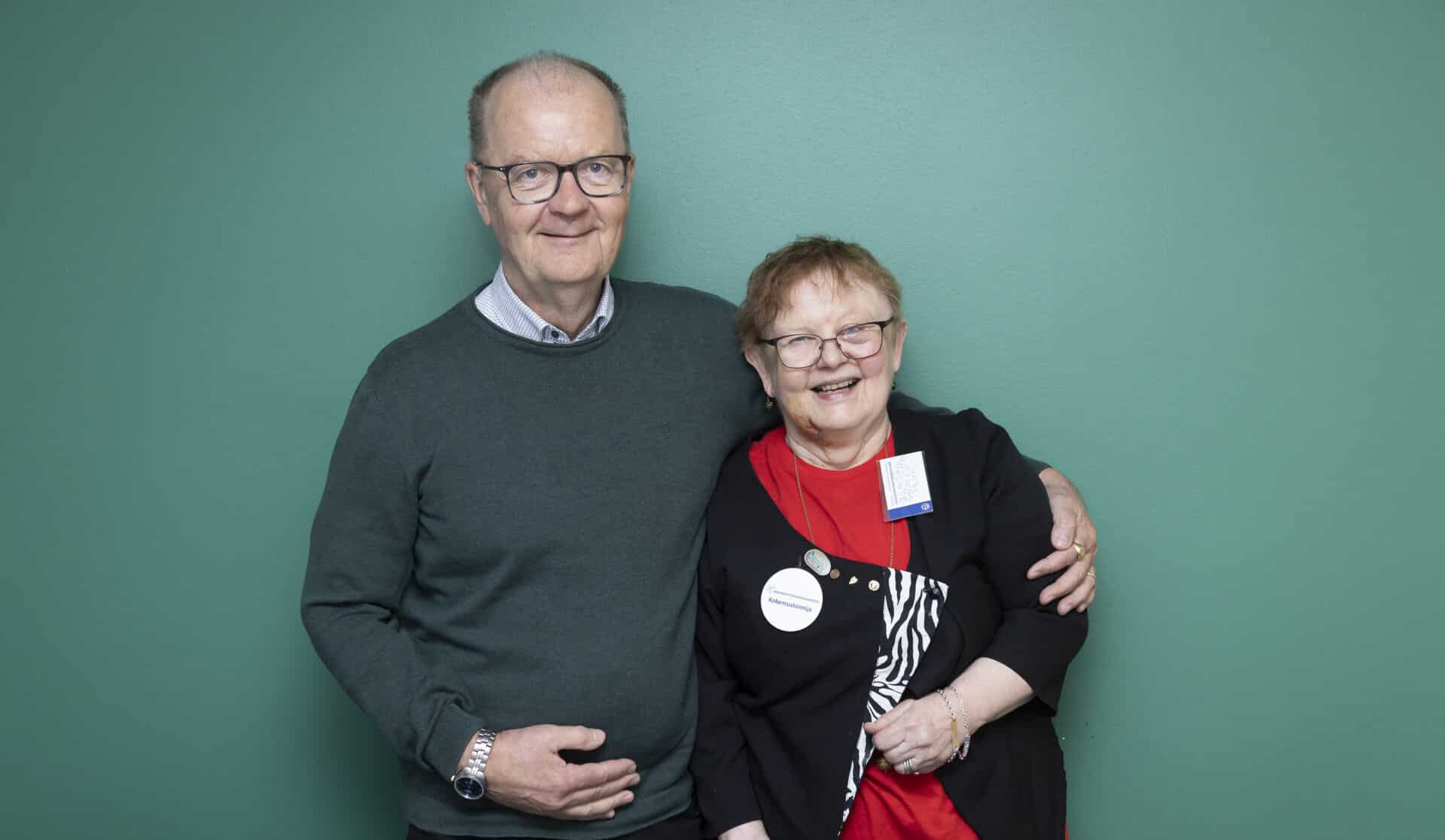 mies ja nainen hymyilevät