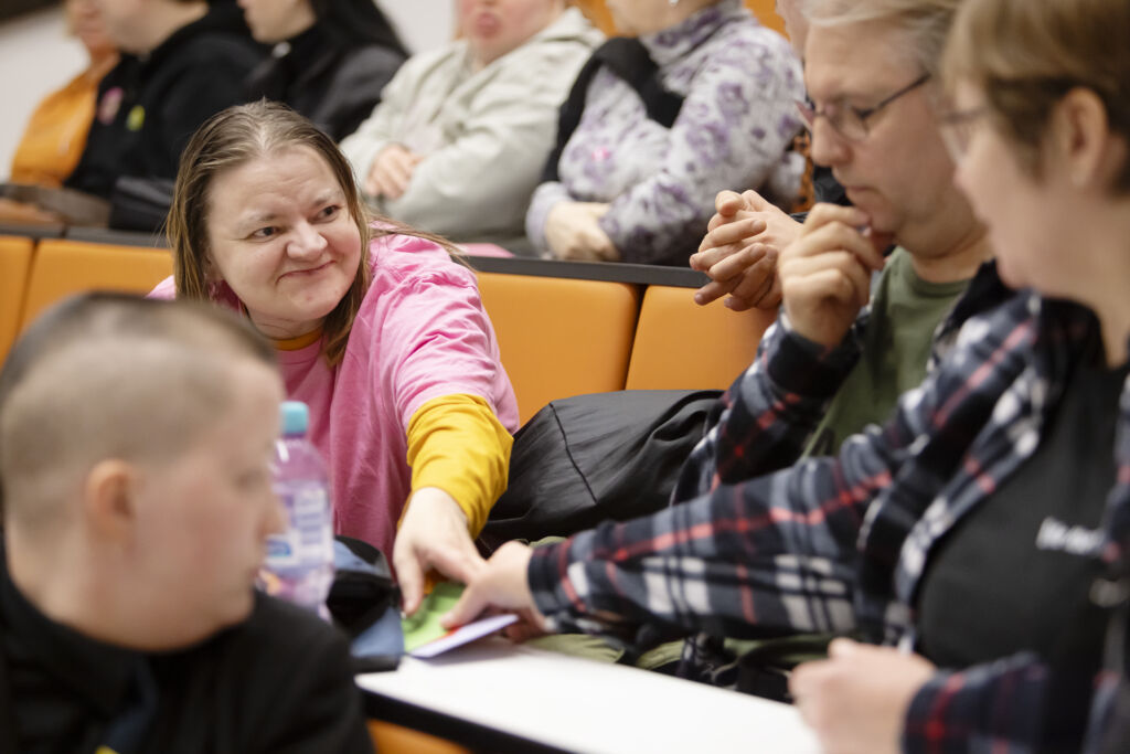 ihmisiä kokouksessa